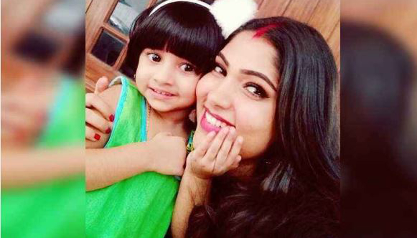 Actress Muktha and daughter make home DIY masks