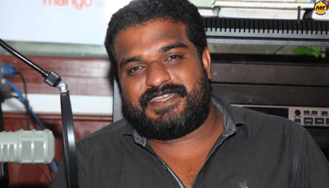 Dileesh Pothan in Vaarikuzhiyile Kolapathakam