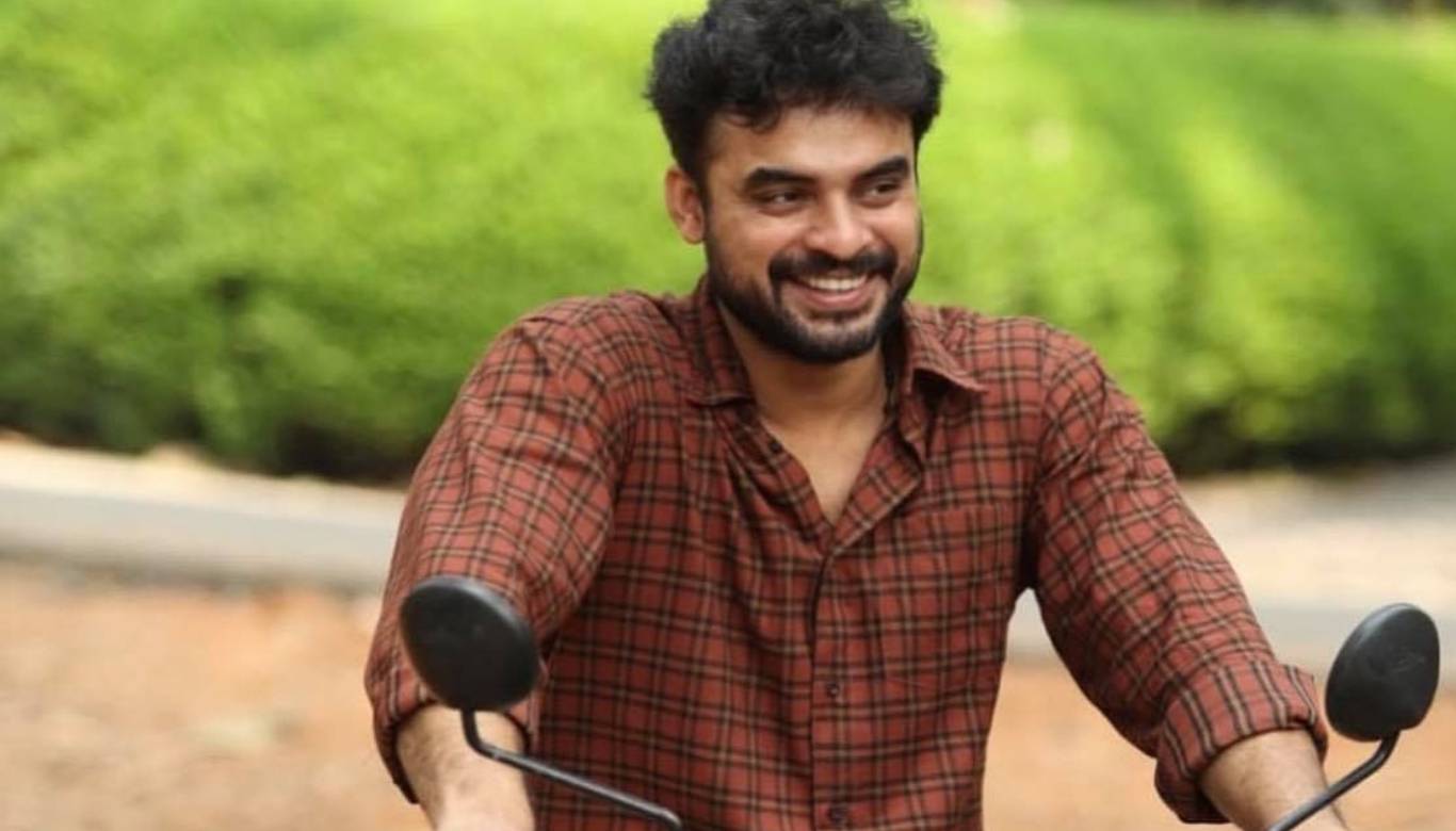 Tovino Thomas to play the lead in Varavu