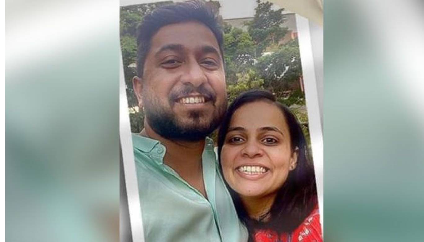 Vineeth Sreenivasan and wife Divya sings for Sara’s