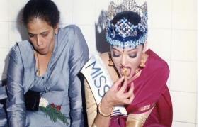 Aishwarya Rai eating straightforward feast on floor wearing Miss World crown photograph turns into a web sensation 